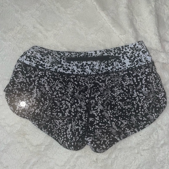 discontinued 2.5 inch spotted lulu shorts 👀💖 - Picture 2 of 3
